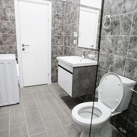 4br Penthouse & Bbq Terrace At Blloku Lägenhet Tirana